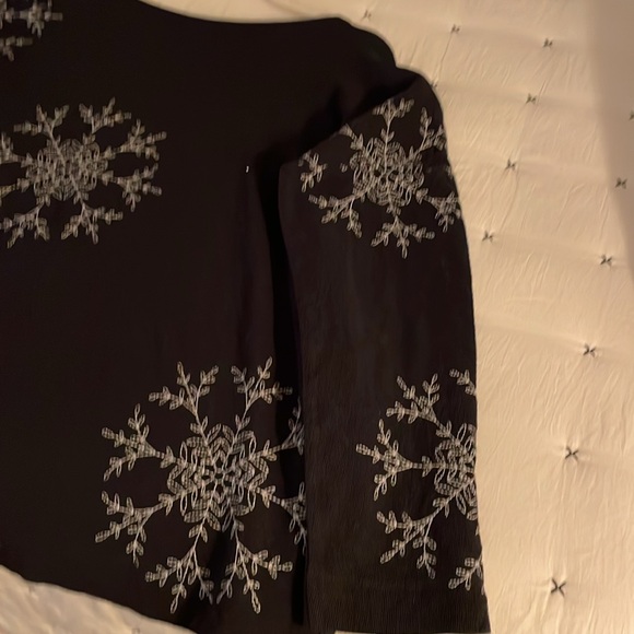 J Jill size L Black Embroidered Snowflake Women's Top - Picture 4 of 5
